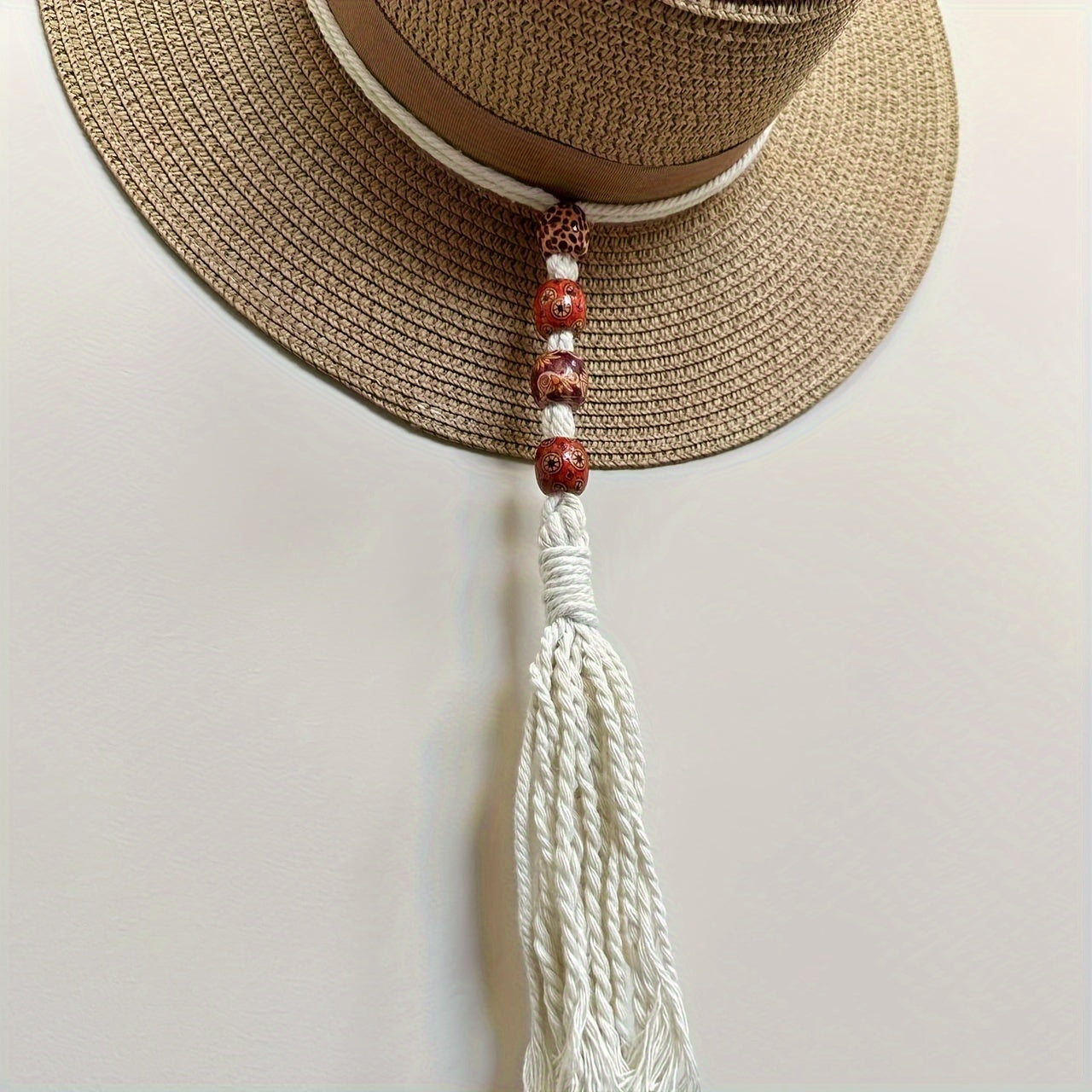 Colgador de sombreros de macramé ajustable estilo boho chic - Tejido a mano y madera de pino, perchero de pared para sombreros de ala ancha, vaqueros y fedoras - Organizador ahorrador de espacio con detalles de borlas, fácil instalación sin herramientas