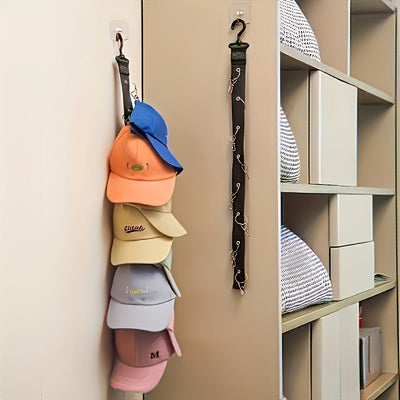 Una caja de almacenamiento para gorras de béisbol con clips, con ocho clips y capacidad para sostener 16 gorras en un estante, junto con ganchos para colgar gorras.