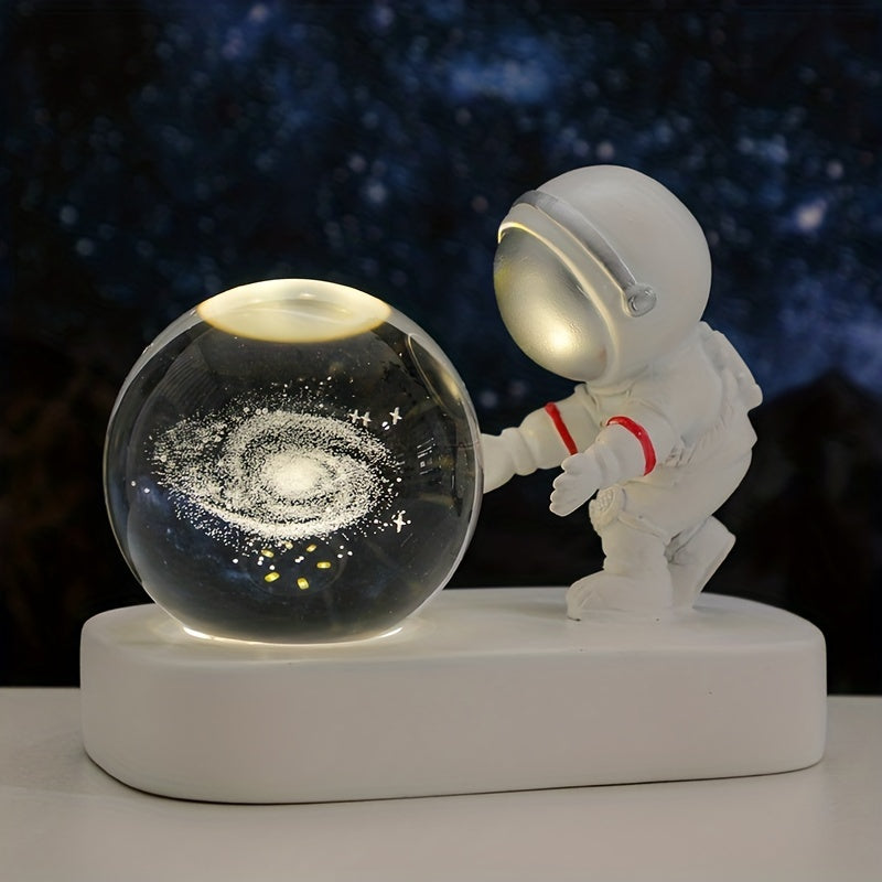 Luz de Escritorio Espacial Moderna, Lámpara de Mesa Moderna de Globo de Vidrio de 60mm con Astronauta - Alimentada por USB, Grabada con Láser, Luz de Escritorio LED con Tema Espacial, Patrón de Galaxia, Saturno y Sistema Solar, Ideal para Varios Tipos de