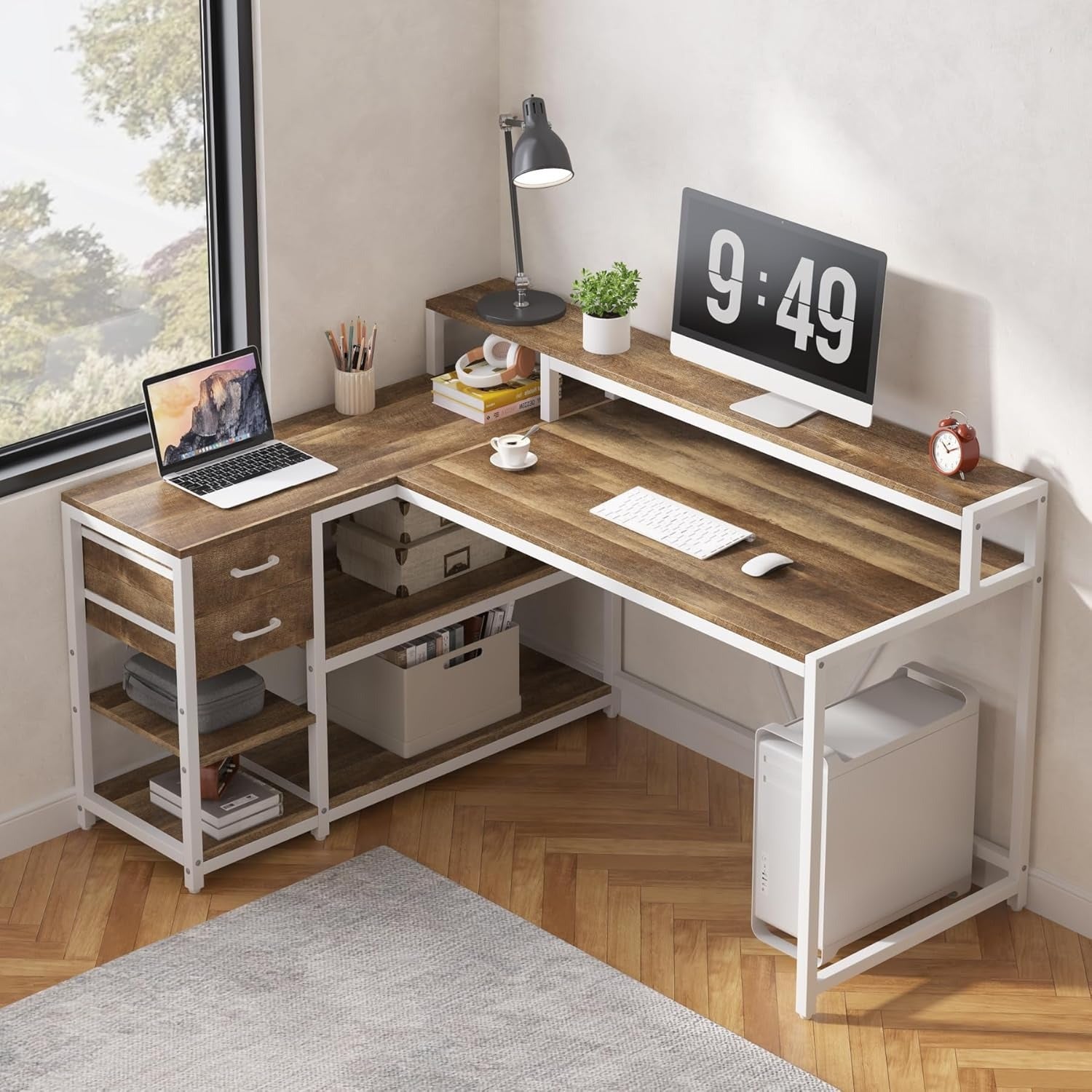 Escritorio en forma de L con cajones y estante de almacenamiento, mesa de esquina para oficina en casa, soporte para monitores, escritorio de computadora de escritorio de 55" x 24", escritorio de juego (madera de roble)
