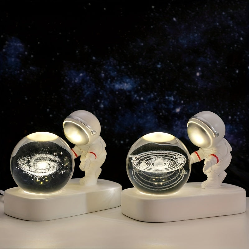 Luz de Escritorio Espacial Moderna, Lámpara de Mesa Moderna de Globo de Vidrio de 60mm con Astronauta - Alimentada por USB, Grabada con Láser, Luz de Escritorio LED con Tema Espacial, Patrón de Galaxia, Saturno y Sistema Solar, Ideal para Varios Tipos de