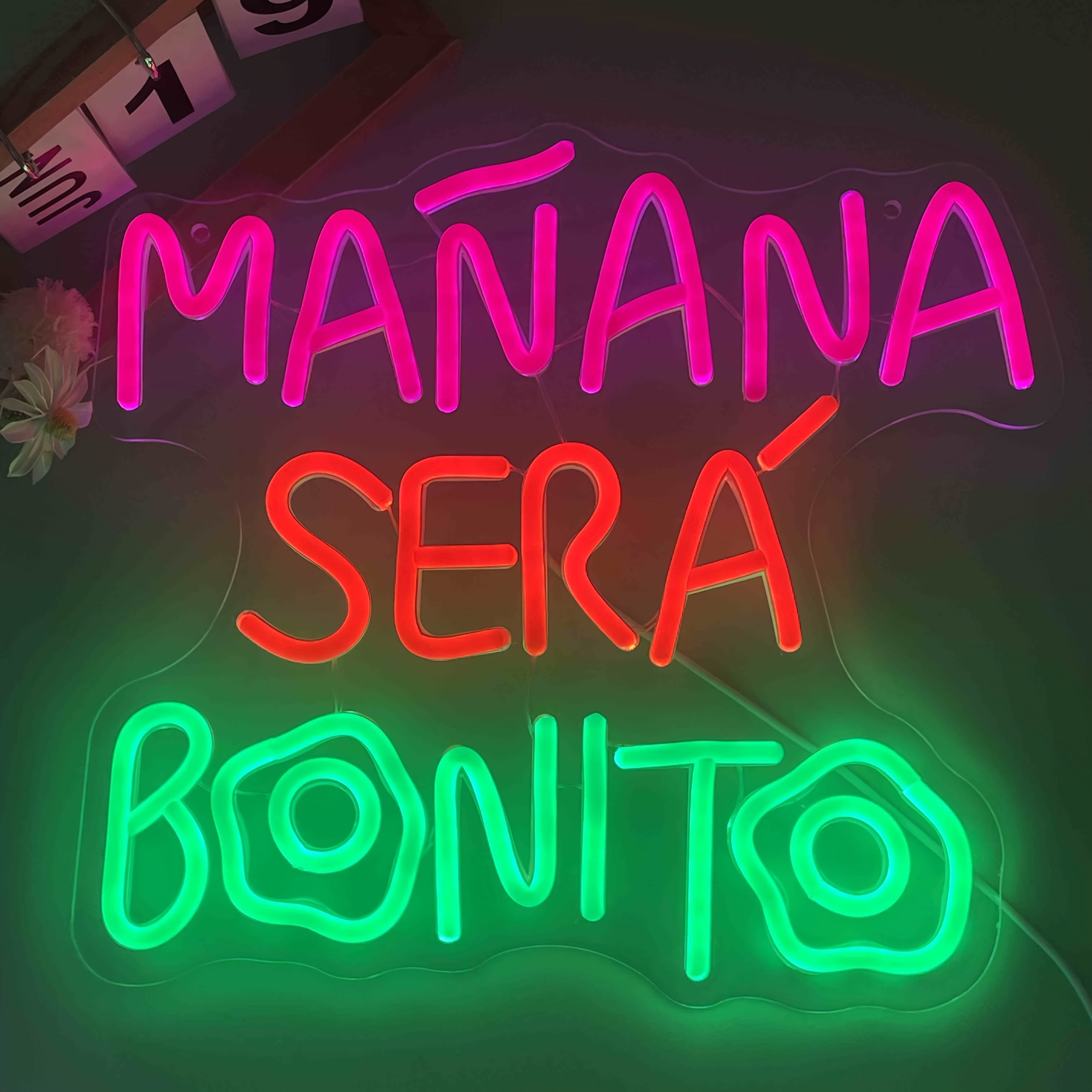 Una pieza de un vibrante letrero de neón: una elegante decoración de pared con luz LED de neón que mejora el ambiente, con una iluminación nocturna brillante y llamativa, con el refrán español "Mañana será hermoso". Funciona sin pilas y tiene un control