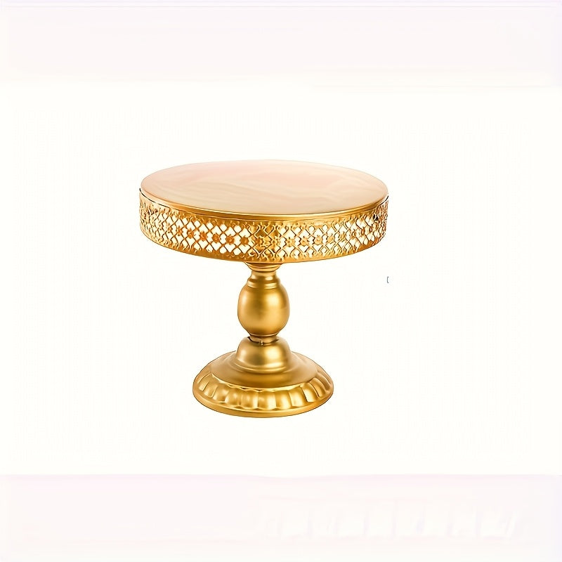 Estante para postres en una tienda de cocina para el hogar, mostrando varias estanterías de productos.