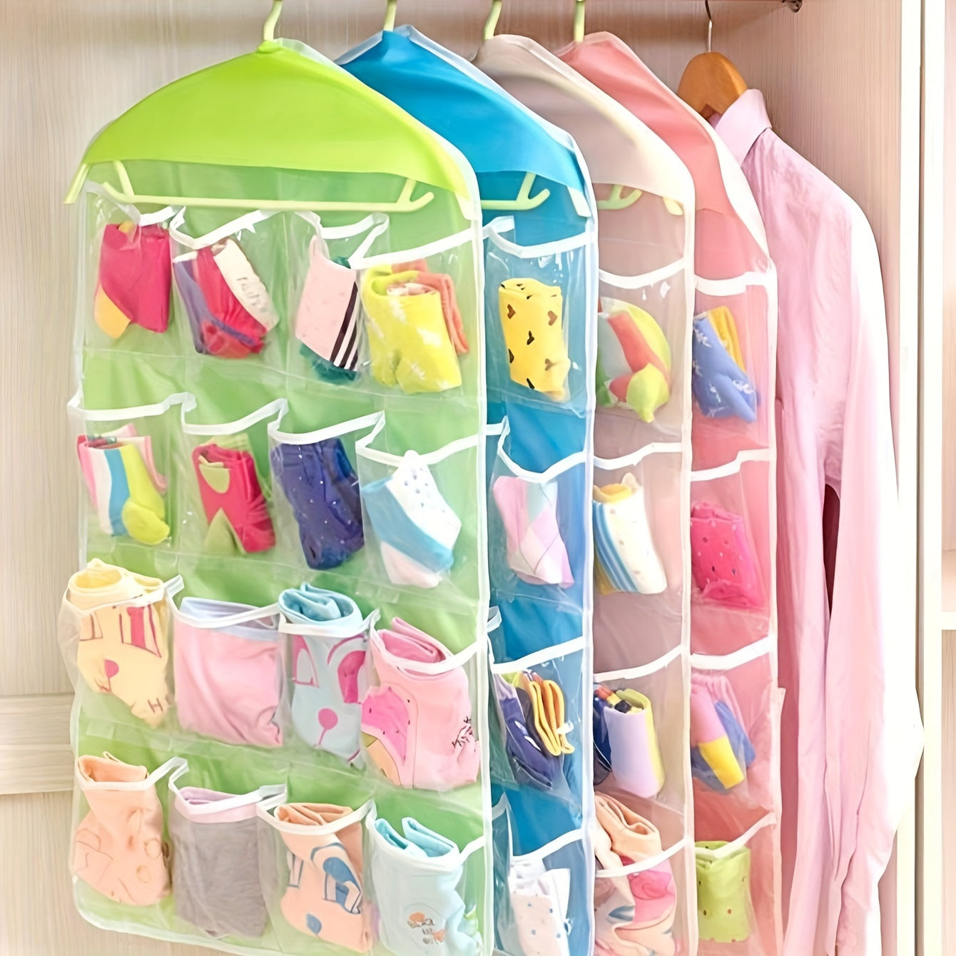 Organizador Colgante de 16 Bolsillos Coloridos para Calcetines, Ropa Interior y Artículos Pequeños - Bolsa de Almacenamiento de Pared de Poliéster Duradero con Bolsillos de Malla, Ideal para Dormitorio y Sala de Estar
