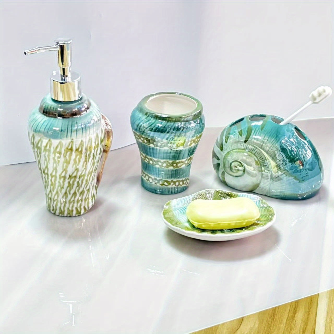 Juego de accesorios de baño de concha de mar de cerámica - Conjunto de 4 piezas de diseño de caracola de mar, incluye soporte de cepillo de dientes, plato de jabón, dispensador de loción, organizador de mostrador, portátil, no necesita electricidad