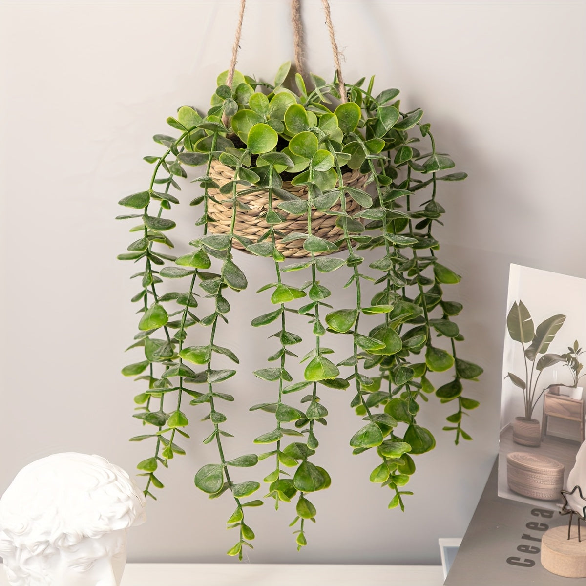 1pc de ramas colgantes de eucalipto artificial siempreverde con cesta - 32cm de hojas de eucalipto falsas en maceta de cuerda, verde todo el año para decoración del hogar, perfecto para varios tipos de habitaciones, ideal para Navidad, Halloween, Pascua,