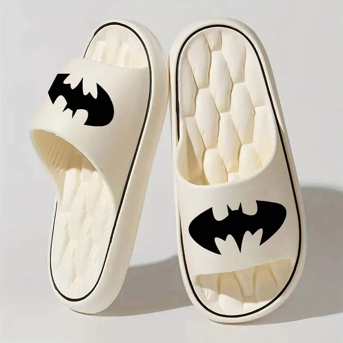 1 par de sandalias tipo pantuflas de Batman de Warner Bros DC - Suela de EVA transpirable, absorbente de impactos, ligera, para todas las temporadas, uso en interiores/exteriores, calzado casual unisex para el hogar y la playa, con diseño de caricatura,