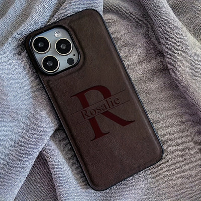 Estuche personalizado de lujo para negocios para modelos de iPhone 11 a 16 Pro Max, con iniciales personalizadas y grabado láser en una funda de piel sintética resistente a los golpes.
