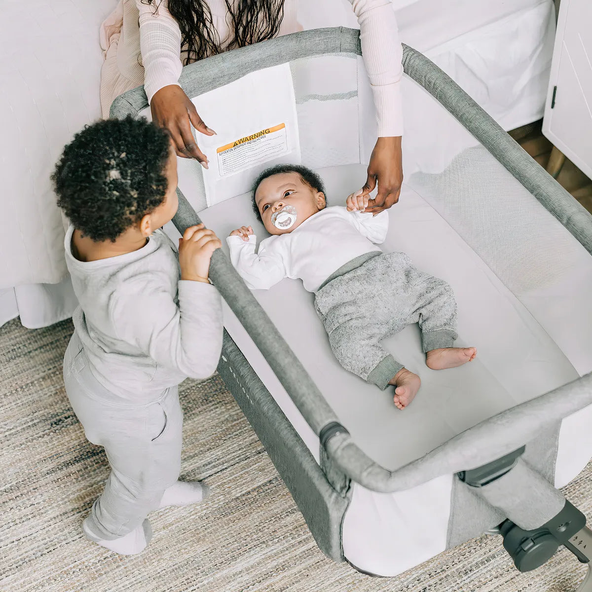 Baby Delight Beside Me Cuna Lateral Y Cama De Noche Para Be. Color Gris