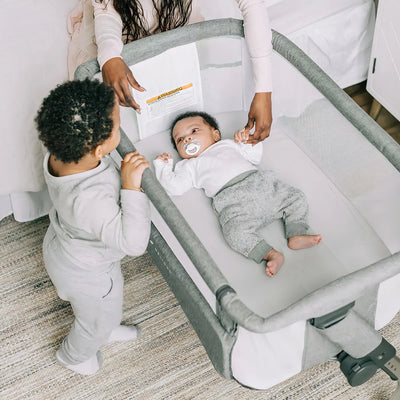 Baby Delight Beside Me Cuna Lateral Y Cama De Noche Para Be. Color Gris