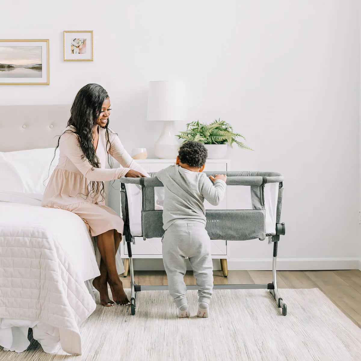 Baby Delight Beside Me Cuna Lateral Y Cama De Noche Para Be. Color Gris
