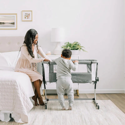 Baby Delight Beside Me Cuna Lateral Y Cama De Noche Para Be. Color Gris