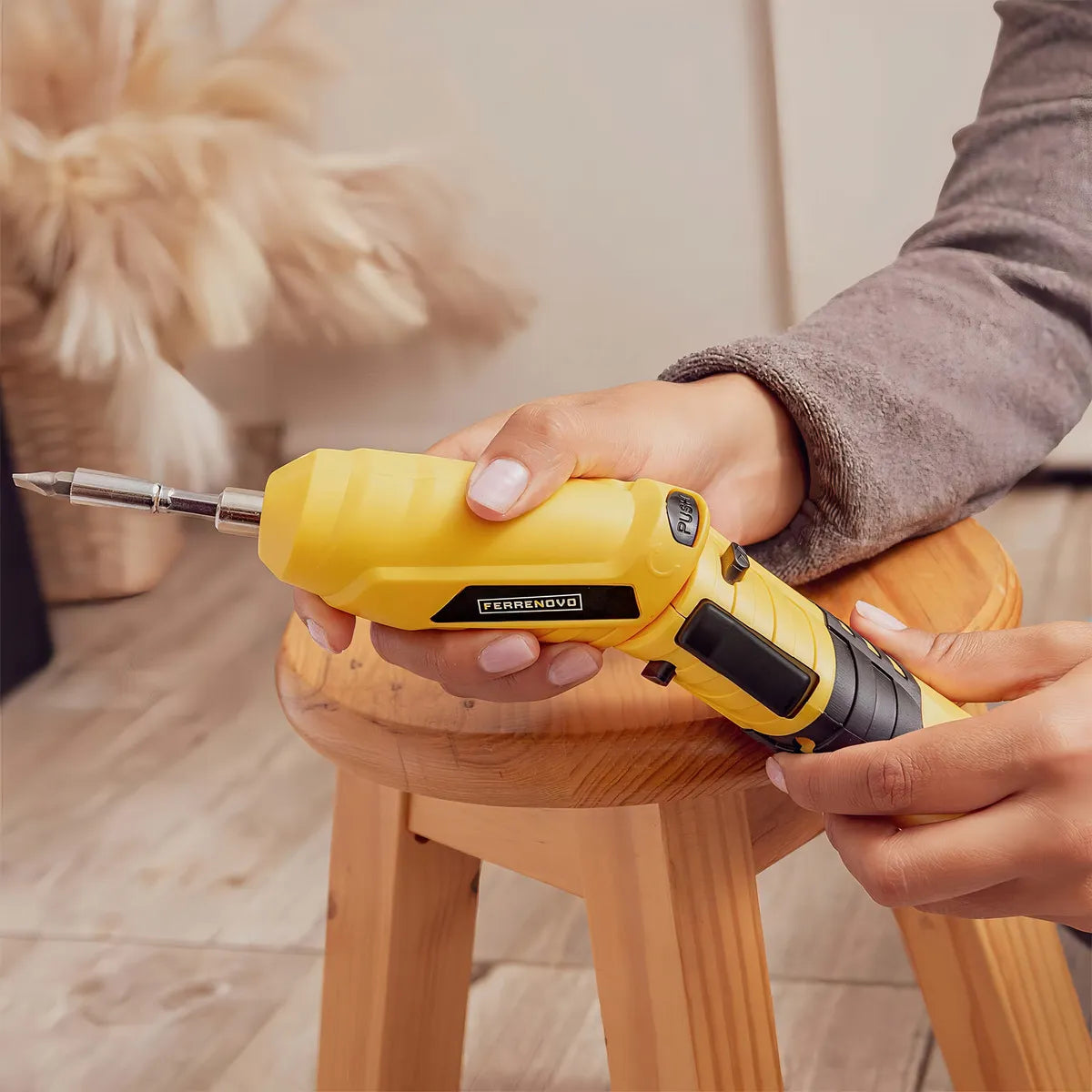 Atornillador Inalámbrico Ferrenovo 3.6v Con Accesorios Color Amarillo