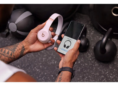 Audífonos Inalámbricos Beats Solo 4 - Rosa Algodón Color Rosa Claro Luz Blanco