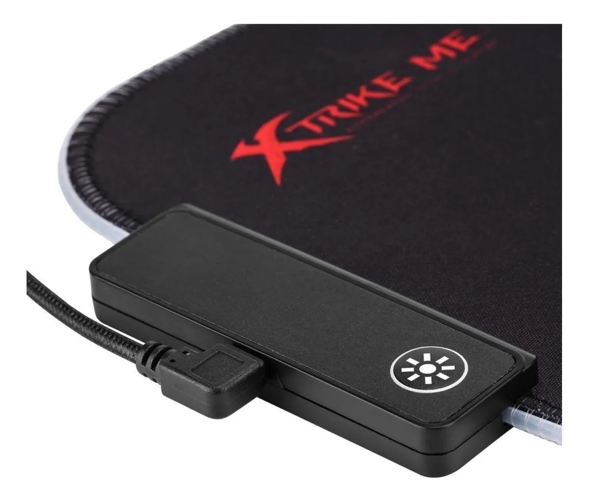Mouse Pad Xtrike Me Gamer Iluminacion Y Base Antideslizante Color Negro