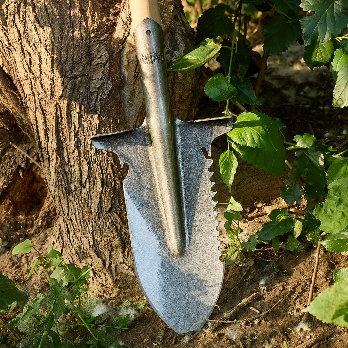 Pala de doble propósito de alta resistencia con hoja de cuchillo integrada - Borde serrado afilado adecuado para tala, perforación profunda, camping, jardinería - Hoja de corte de precisión, ideal para supervivencia al aire libre, leña y paisajismo, dise
