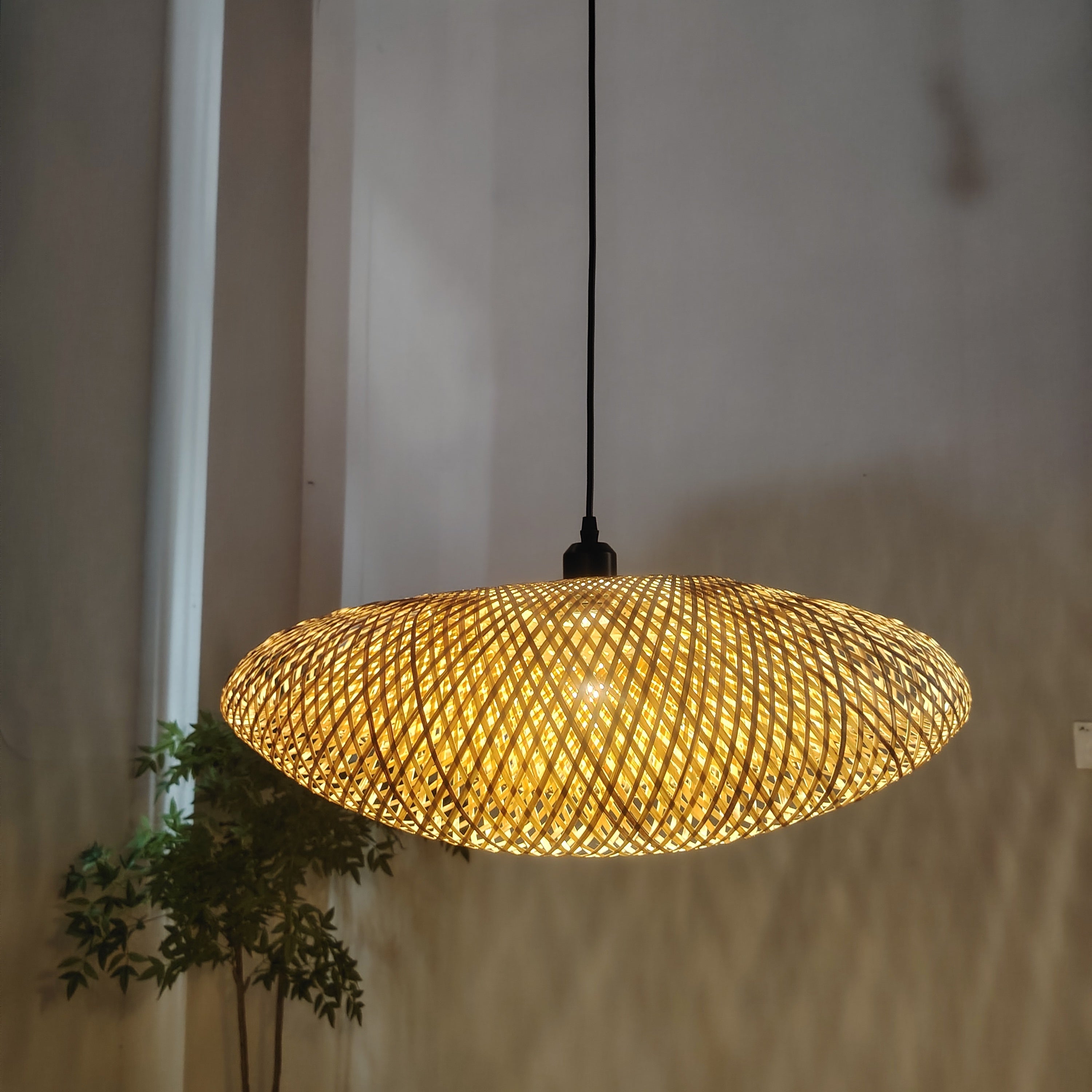 Lámpara Colgante de Bambú Hecha a Mano - Estilo Jaula de Pájaros Vintage, Diseño Circular Tejido, Acabado Dorado Natural, Pieza Decorativa de Arte (Accesorios No Incluidos), Iluminación Decorativa | Colgante Artístico | Acabado Natural