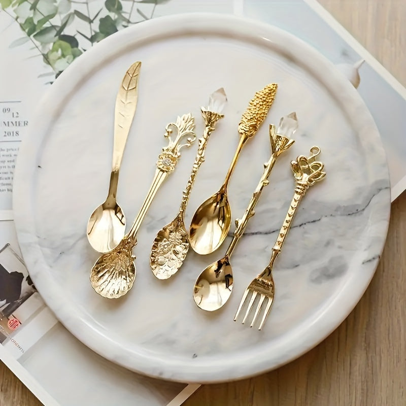 Juego de Cubiertos de Acero Inoxidable Tallados al Estilo Vintage Dorado de 6 Piezas - Cucharas y Tenedores de Estilo Real Mini para Café, Aperitivos, Postres - Vajilla Elegante para Cocina y Restaurante