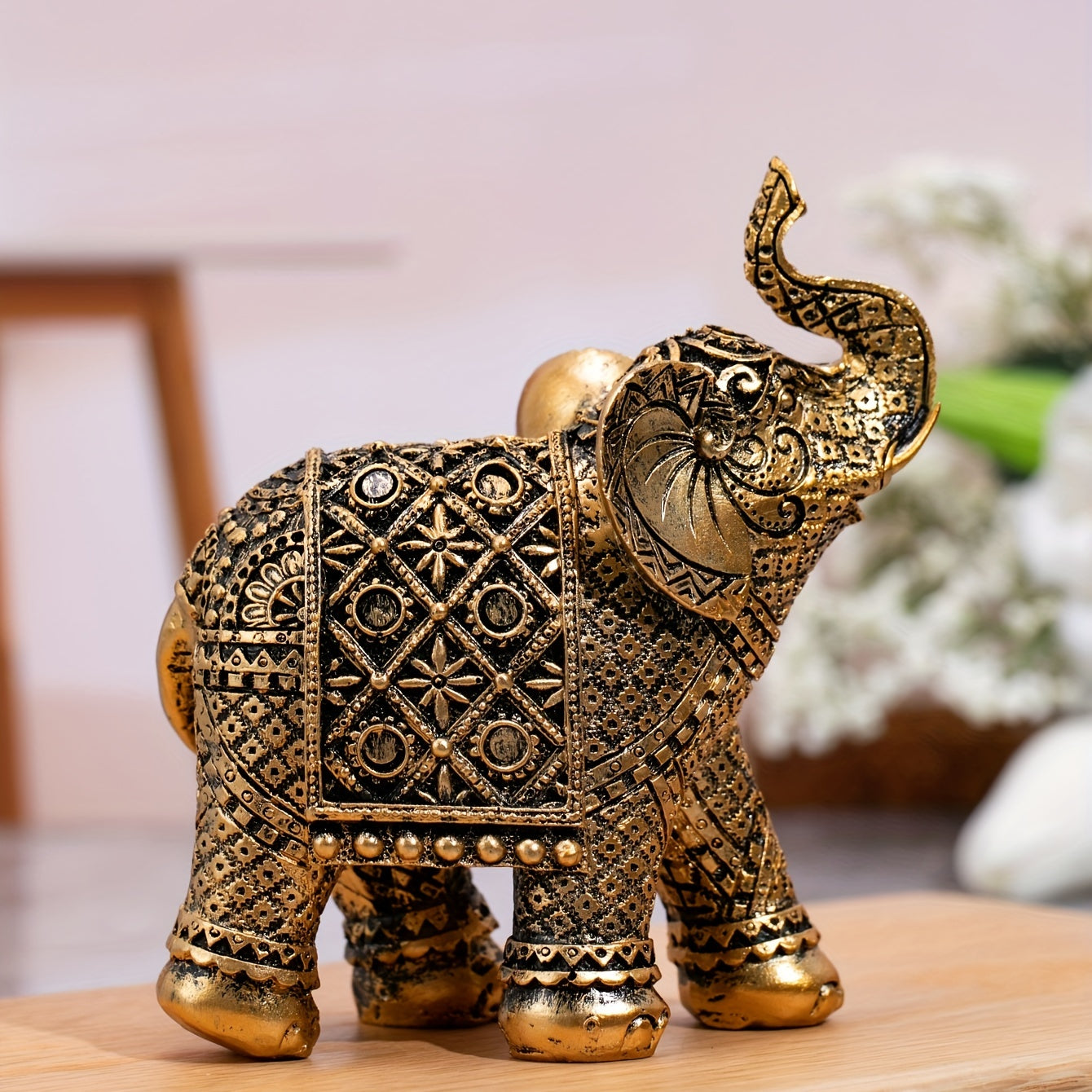 Figura de Elefante Dorado de la Suerte - Decoración de Resina Intrincada para Atraer Riqueza con Patrones Detallados para el Hogar y la Oficina, Ideal para Exhibición en la Sala de Estar, Decoración de Elefante