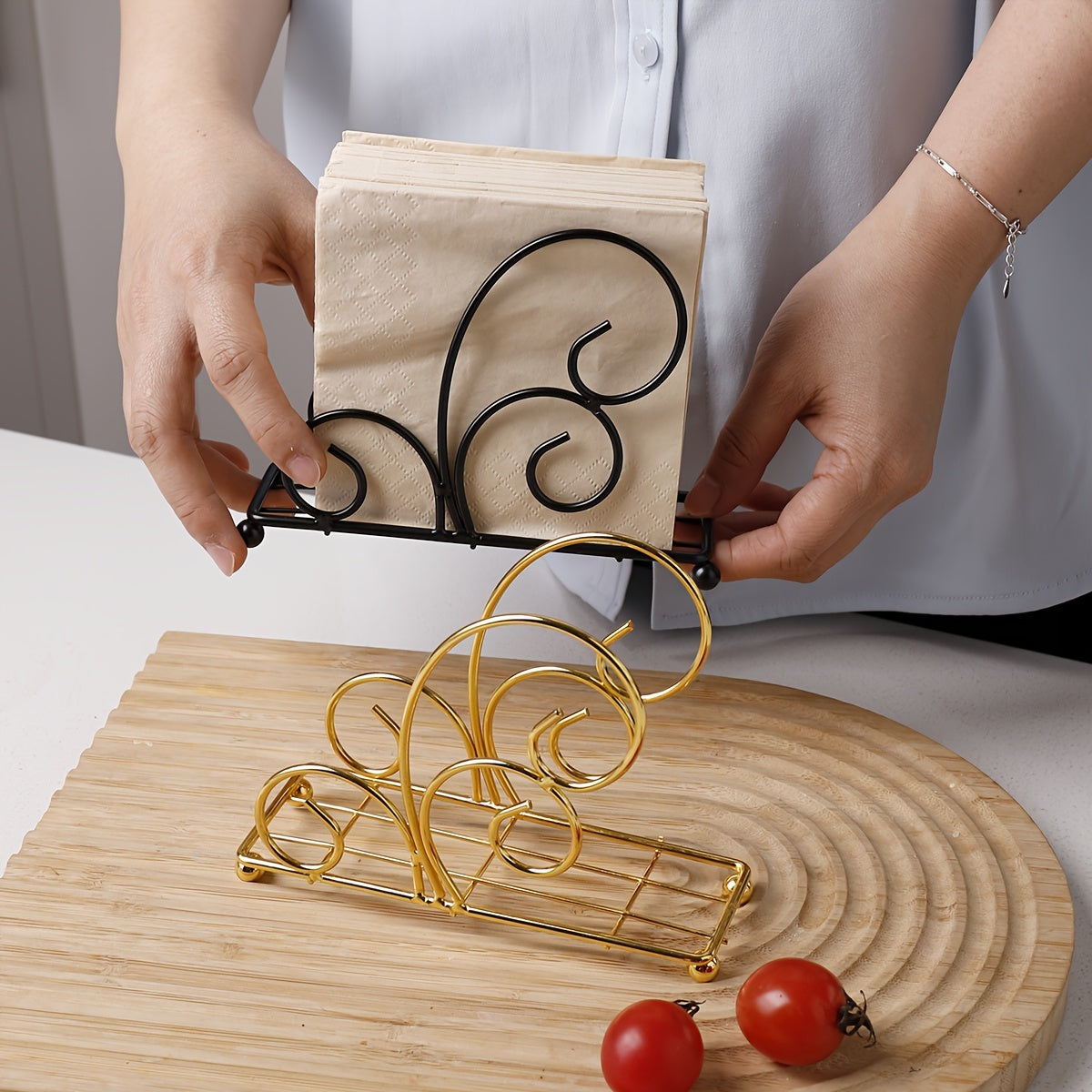 Soporte para Servilletas de Hierro Fundido de 1 Pieza - Diseño de Media Luna con Calados, Organizador de Mesa para Cocina, Comedor y Uso en Cafeterías e Hoteles - Decoración Elegante para la Mesa, Accesorio de Cocina | Calado Decorativo | Diseño Intrinca