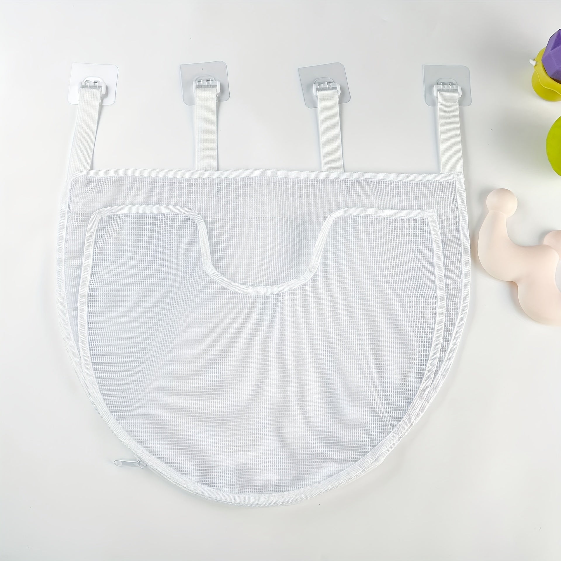 Bolsa organizadora de juguetes de baño para niños de gran capacidad - Almacenamiento de malla impermeable con correas negras, ideal para juguetes de bañera, champú y jabón, con diseño divertido y personajes de dibujos animados.