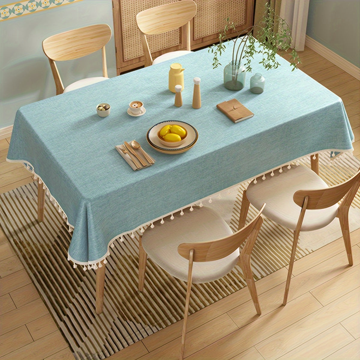 1 pieza Mantel Rectangular Azul Claro - Estilo Nórdico de Fácil Cuidado para Mesas de Comedor y Café, Color Sólido con Detalle de Flecos de Pompones Blancos, Perfecto para la Cocina o el Comedor Moderno, Mantel Diario | Decoración al Estilo Nórdico | Tel