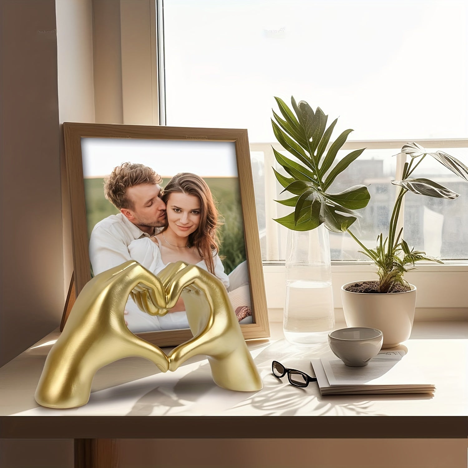 1pc Decoración de Corazón Dorado - Diseño de Manos Abiertas, Elegante Adorno para Hogar u Oficina, Regalo de Cumpleaños, San Valentín, Aniversario o Navidad - Sin Necesidad de Electricidad, Artesanía Duradera en Resina, Accesorio Romántico y Artístico