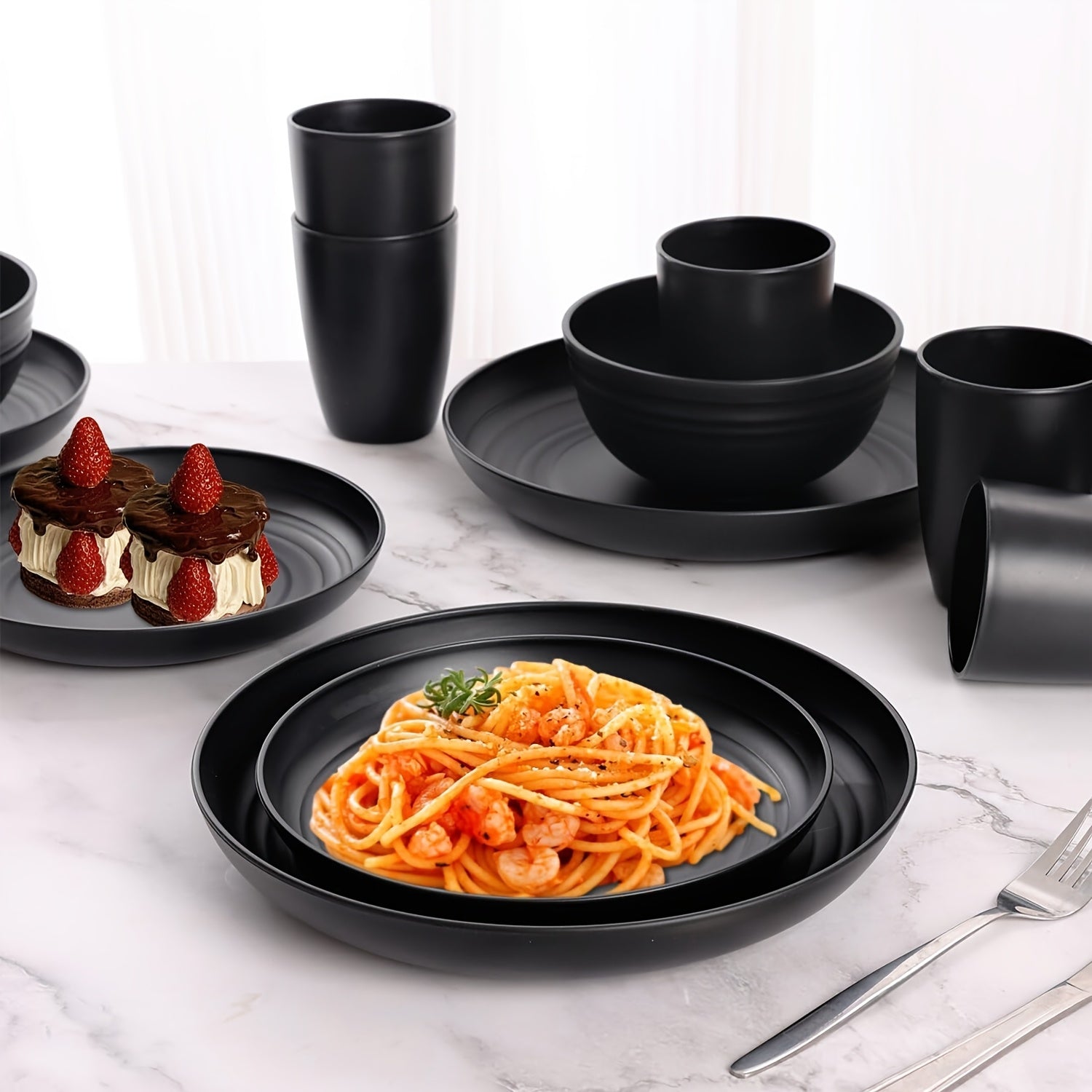 Juego de vajilla familiar premium para exteriores - 16 piezas irrompibles, aptas para microondas y lavavajillas, set negro con 8 platos, 4 tazones y 4 tazas