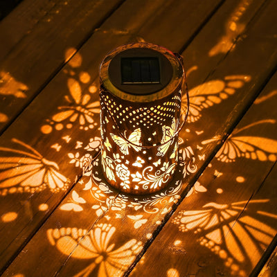 Luz de Jardín con Proyección de Mariposas Alimentada por Energía Solar - Farol Metálico Decorativo con Recortes Florales y de Mariposas, Brillo Cálido para Ambiente en Patio, Balcón o Césped, Regalo Ideal para Amigos y Familia, Decoraciones de Mariposas