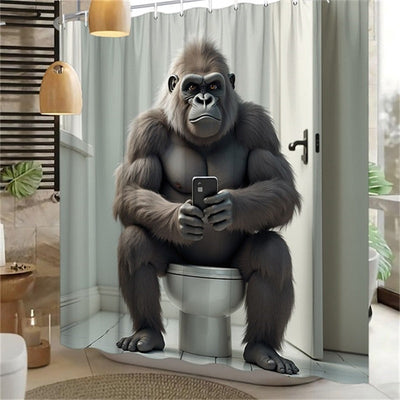 1pc Cortina de Ducha Divertida de Gorila Sentado en el Inodoro con Smartphone – Decoración de Baño de Poliéster Humorística, Incluye 12 Ganchos, 179.83x179.83 cm, Fácil de Limpiar, Diseño de Baño Moderno