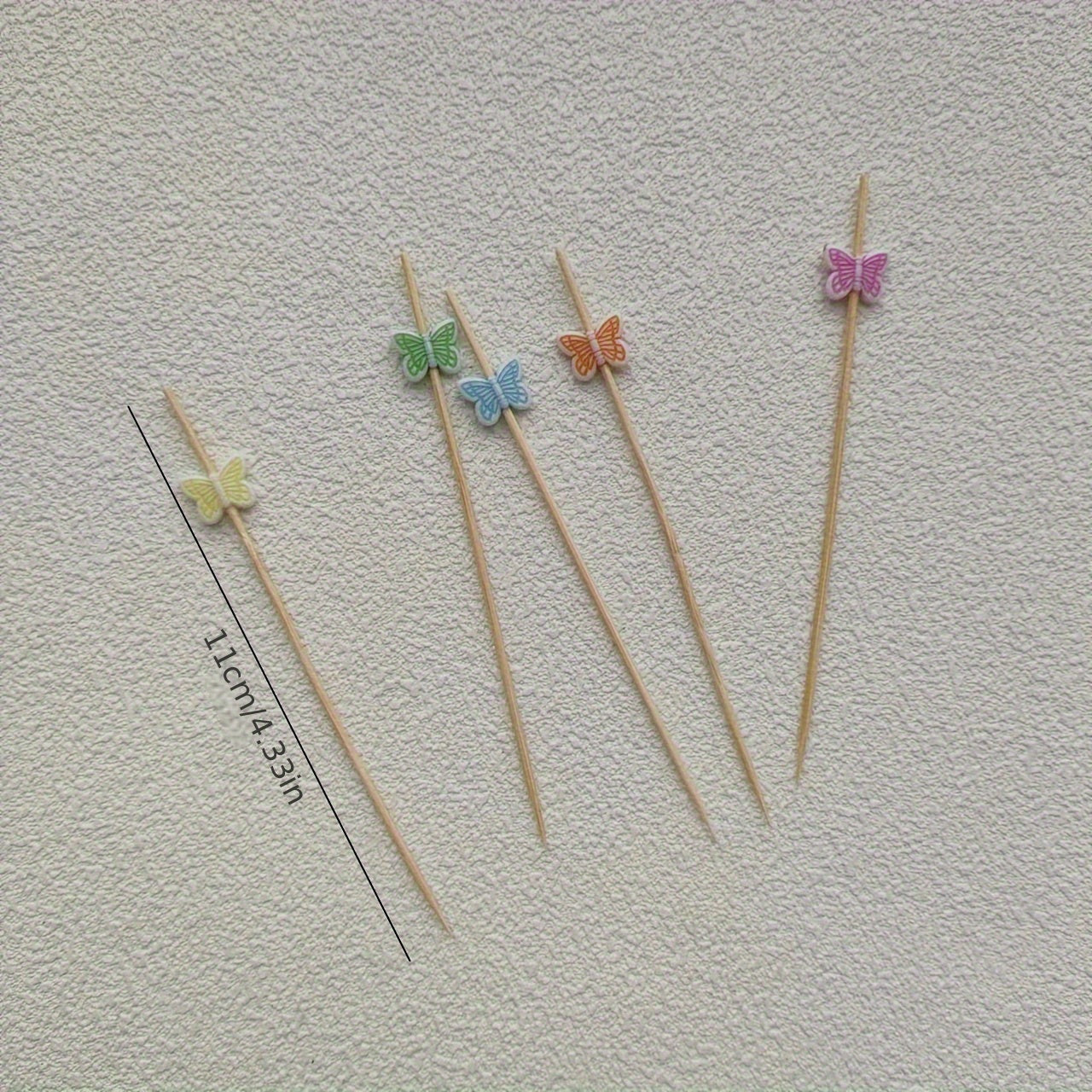 50/100pcs Palillos de Cóctel de Bambú con Mariposas Coloridas - Brochetas Desechables para Frutas para Fiestas, Días Festivos y Decoraciones de Mesa, Diseño Elegante de Mariposas en Colores Surtidos (Rojo, Amarillo, Azul, Morado)