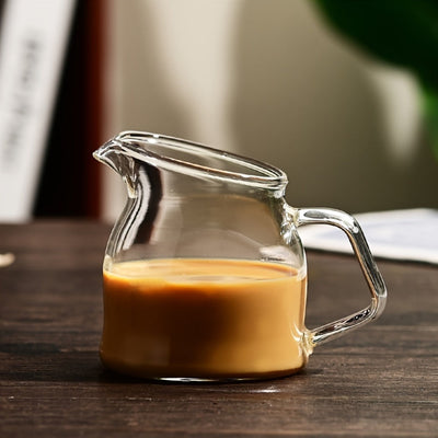 1 jarrita de vidrio mini con pico inclinado - apta para microondas, taza reutilizable para café, salsas, miel y jarabe - ideal para uso en casa y restaurante, resistente al calor, duradera y fácil de limpiar
