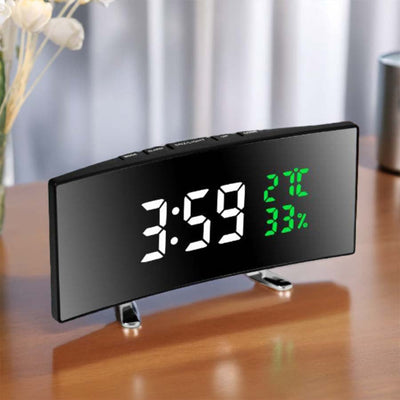 1 pieza, reloj despertador LED multifuncional de 6,6 pulgadas con pantalla grande curva - El reloj puede mostrar la hora, la temperatura y la humedad, enchufar para usar/tres baterías AA (solo con batería, la pantalla se apagará automáticamente)
