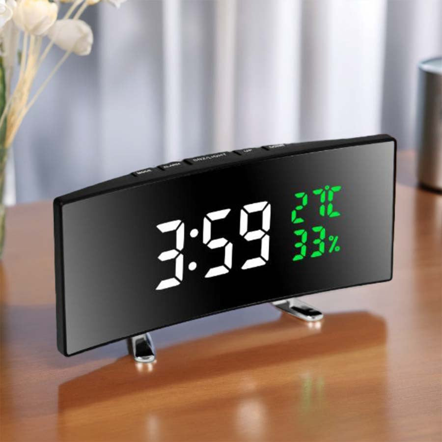 1 pieza, reloj despertador LED multifuncional de 6,6 pulgadas con pantalla grande curva - El reloj puede mostrar la hora, la temperatura y la humedad, enchufar para usar/tres baterías AA (solo con batería, la pantalla se apagará automáticamente)