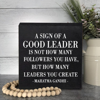 Caja de Madera con Frase de Buen Líder - Decoración de Escritorio Humorística para Oficina y Hogar, Perfecta para Estante de Baño o Acento de Dormitorio