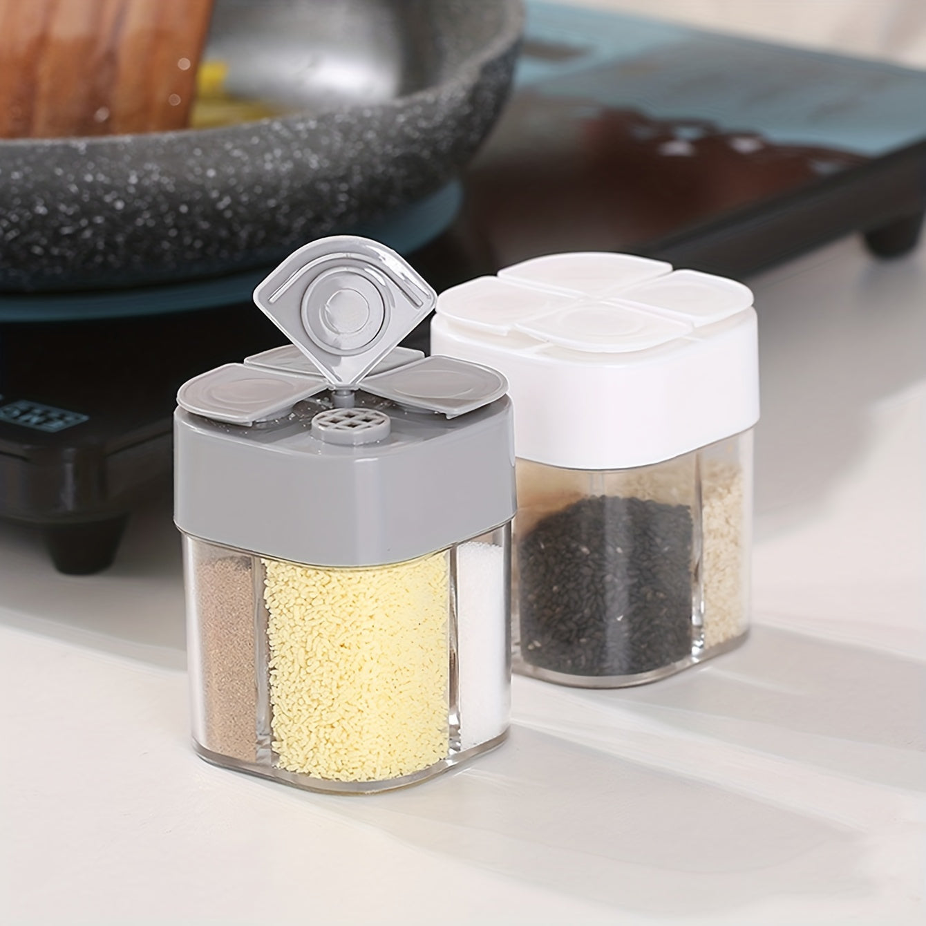 Tarro de Condimentos de Sal y Pimienta de Plástico 4-en-1, Dispensador de Especias Vacío de 4 Compartimentos con Tapa, Tarro de Especias de Viaje con Etiquetas para Cocina y BBQ, 1pc