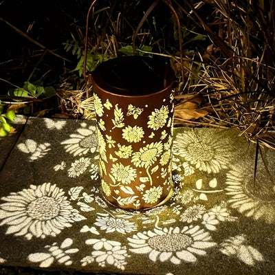 Iluminación ambiental decorativa para jardín con arte de hierro alimentado por energía solar y proyección de girasoles - Lámpara solar exterior de montaje semienterrado, luz cálida amarilla, carga de batería solar, decoraciones solares, decoración solar,