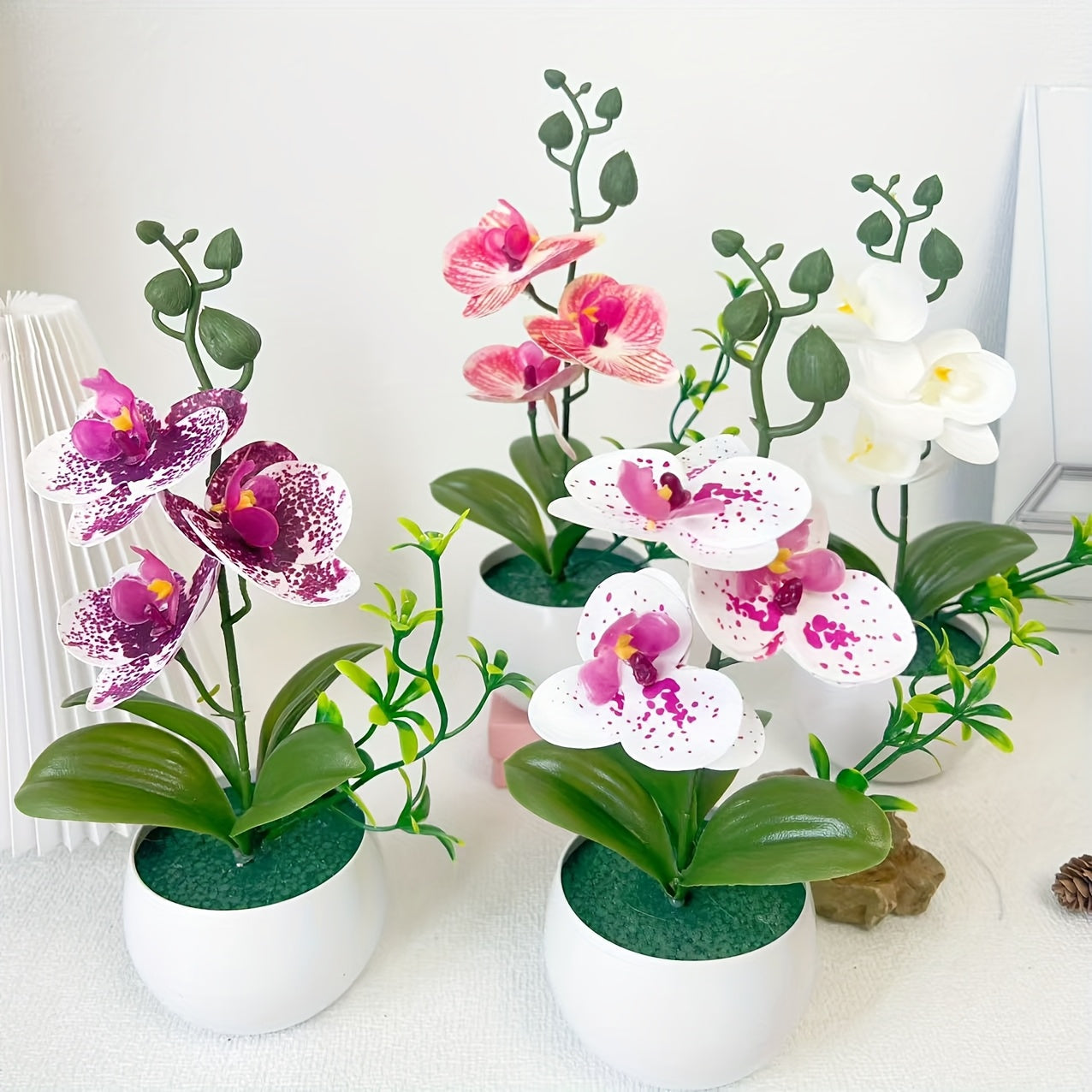 1pc Orquídea Artificial de Plástico Bonsái con Maceta Blanca - Planta Falsa Realista para Hogar, Hotel, Jardín, Restaurante y Decoración de Bodas, Centro de Mesa, Sin Mantenimiento Requerido, Decoración Floral de Hotel, Maceta Decorativa, Flores de Aspec
