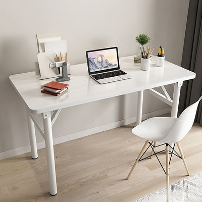 Una mesa plegable rectangular para alquilar, adecuada para comer, estudiar o usar una computadora, sin necesidad de instalación.