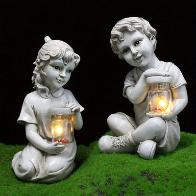 1 estatua de jardín de resina con energía solar para niños y niñas con faroles brillantes - Diseño de hormigas, mariposas y luciérnagas, decoración nocturna al aire libre para porche, césped o balcón, faroles cargados por energía solar, decoración al air
