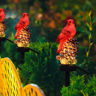 Farol Solar de Pájaro Rojo sobre Piña - Decoración Exterior Duradera en Resina con Encendido/Apagado Automático, Diseño Resistente al Clima para Jardín, Patio y Césped, Accesorio de Jardín Inspirado en la Naturaleza
