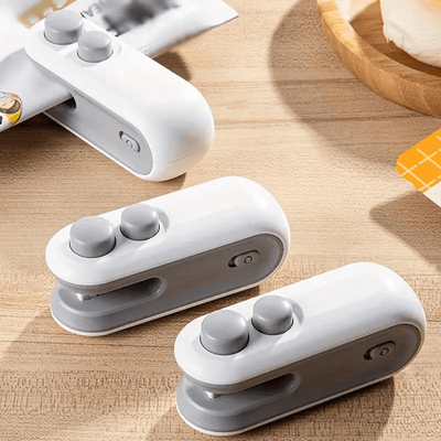 Sellador de Bolsas para Aperitivos Portátil Recargable por USB con Cortador - Selladora al Vacío Térmica Compacta para Almacenamiento de Alimentos Frescos, Batería de Litio de 150mAh, Diseño Blanco y Gris, Mango Ergonómico para Uso Fácil, Ideal para Coci
