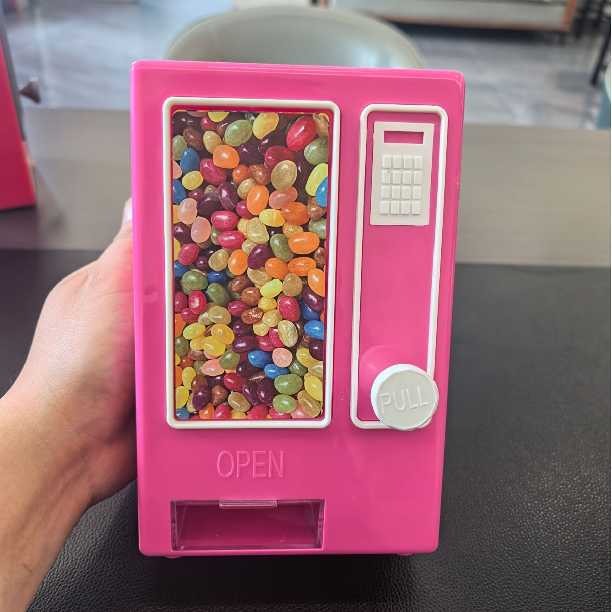 Máquina expendedora de golosinas con chips de chocolate miniatura - un mostrador de encima de la mesa para almacenar golosinas, perfecto para mantener chicle, frijoles de jengibre y bocadillos, no requiere pilas - un accesorio de cocina ideal y un gran r