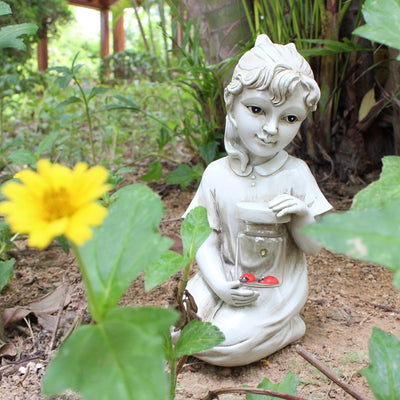 1 estatua de jardín de resina con energía solar para niños y niñas con faroles brillantes - Diseño de hormigas, mariposas y luciérnagas, decoración nocturna al aire libre para porche, césped o balcón, faroles cargados por energía solar, decoración al air