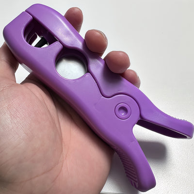 Cortador y punzón de tubería de riego por goteo 2 en 1 - Mango ergonómico morado, diseño pre-perforado para una instalación fácil, compatible con estándares de EE. UU./UE, plástico duradero para sistemas nuevos y viejos, profesionales de paisajismo, herr