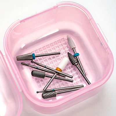 Un dispositivo de desinfección de herramientas de uñas de alta calidad con un diseño transparente cuadrado y accesorios de limpieza de cabeza de pulido.