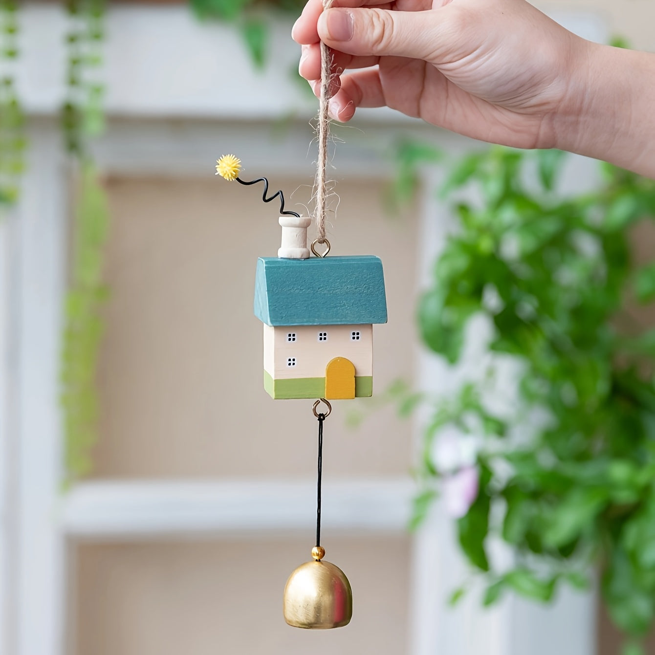 Campanas de Viento para el Hogar - con Campanillas Doradas, Techo Azul Verdoso y Puerta Principal - Madera Natural de Pino Exterior, Sin Necesidad de Electricidad - Timbres Minimalistas para Patio, Jardín, Decoración del Hogar - Regalo de Cumpleaños/Inau