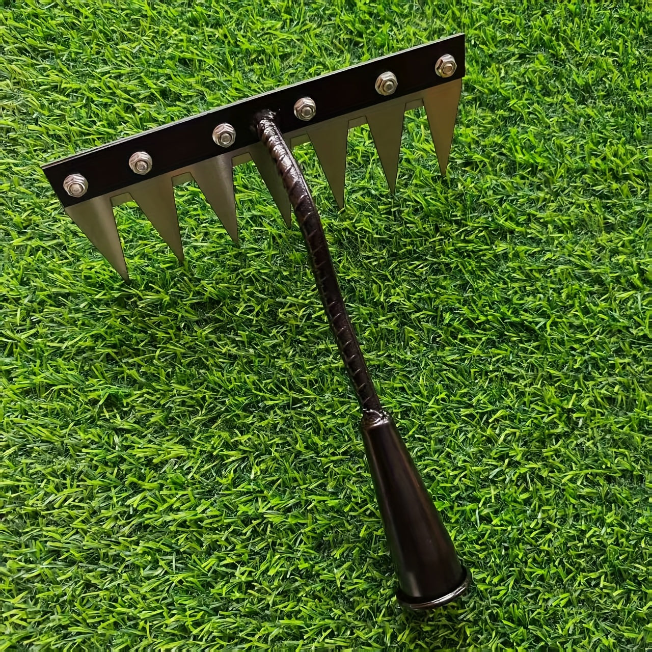 1pc Rastrillo de Jardín Resistente - con Dientes Afilados para Eliminación Eficiente de Malezas, Desbroce y Aeración del Suelo - Construcción Metálica Duradera - Compatible con Mangos Estándar (Mango No Incluido) - Ideal para Jardineros Profesionales, Gr