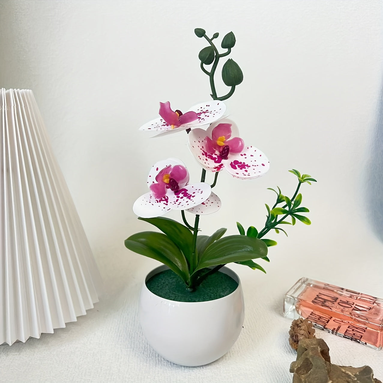 1pc Orquídea Artificial de Plástico Bonsái con Maceta Blanca - Planta Falsa Realista para Hogar, Hotel, Jardín, Restaurante y Decoración de Bodas, Centro de Mesa, Sin Mantenimiento Requerido, Decoración Floral de Hotel, Maceta Decorativa, Flores de Aspec