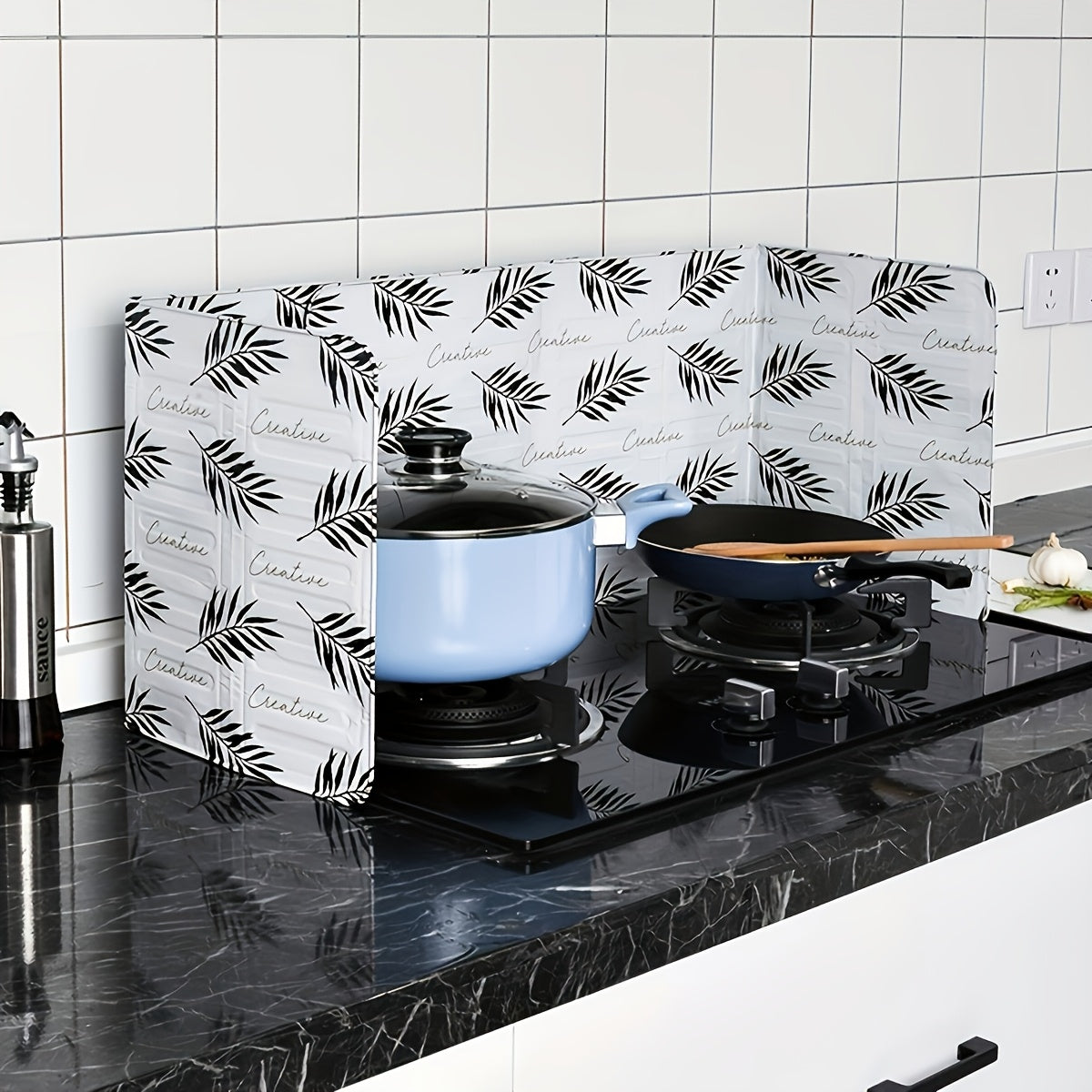 1 Protector de salpicaduras de cocina resistente al calor - 33,27" x 12,80" Cubierta de papel aluminio negro, adecuada para hornos de gas, protege paredes y superficies de daños por grasa y manchas.